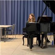 Diplomata con 100 e Lode, impartisco lezioni di matematica e fisica (1º,2º anno liceo) chimica, latino e ogni materia umanistica